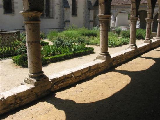 Donnemarie-Dontilly  jardin du cloître